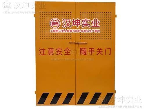 施工电梯楼层安全门怎么样安全操控？