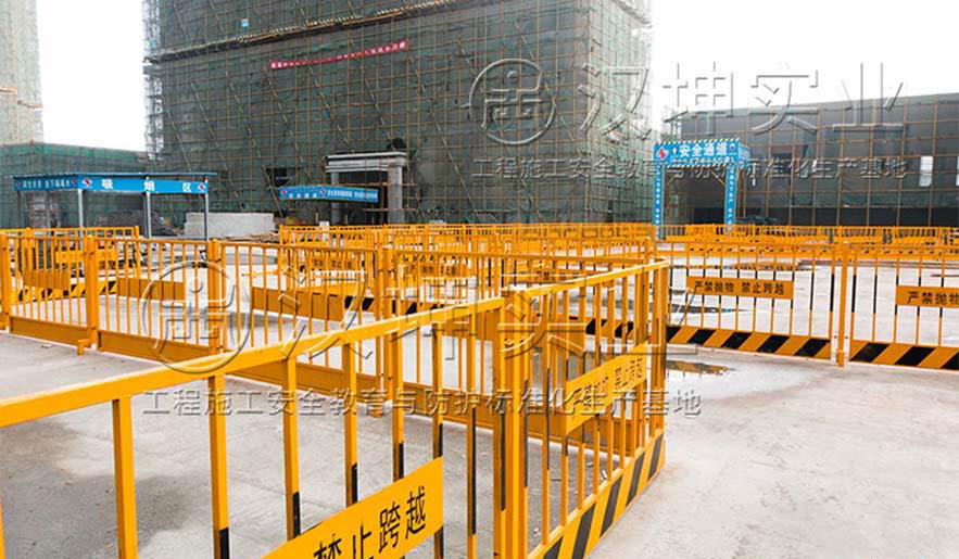 汉坤实业施工临边防护栏杆 华盛建设武汉保利上城项目