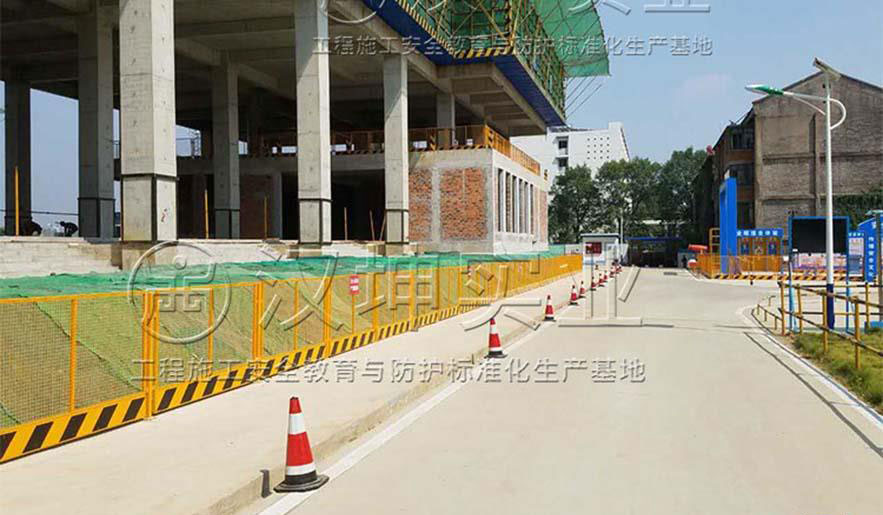 汉坤实业临边护栏项目现场安装效果 汉坤实业临边护栏项目现场安装效果