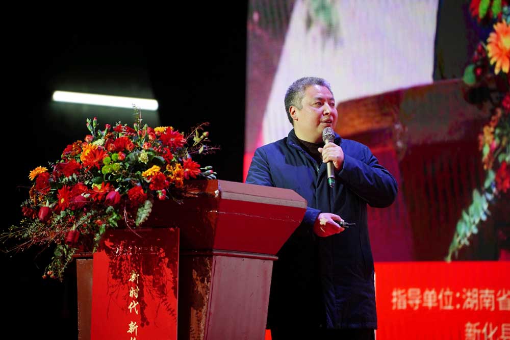 新化县教育局局长袁华新汇报新化县"十四五"教育捐资工作