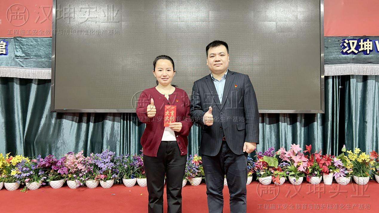 以榜样之名，赴奋斗之约丨汉坤实业优秀党员表彰